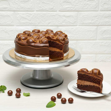SNIKERS CAKE
